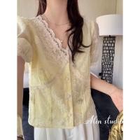 ราคา เสื้อคอวีกระดุมมุกดีเทลตีเกร็ดแต่งแถบลูกไม้ ผ้าซิลค์ปักลายสลับดิ้นทองทั้งตัว งานซับในตัว (41655472213)