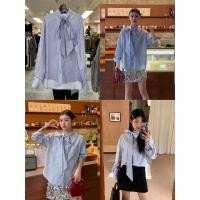 ราคา ? ? ? ? ? ? ? ? ? ? ? ? ? ? ? ? ? เสื้อเชิ้ตลายริ้วสไตส์โคเรีย ผูกโบว์หน้างานน่ารักมาก นำเข้า รุ่นนี้ใส่สวยเเมชท์ได้หลายลุค (29575629991)