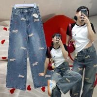 ราคา dog jean pants กางเกงยีนส์ขายาว ทรงกระบอก ผ้าไม่ยืด ฟอกสีอ่อนช่วงกลางตัว แต่งดีเทลปักน้องหมาทั่วตัว (29175987435)