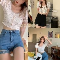 ราคา เสื้อผ้าแฟชั่นผู้หญิง ทรงสวย เสื้อครอปคอเหลี่ยมลายดอกไม้คิวท์ๆ พร้อมตกแต่งกระดุมหน้า (15696547410)