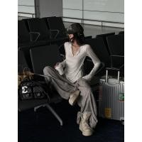 ราคา เสื้อสเวตเตอร์ถักสีขาวพร้อมกางเกงลำลองสูทสีกากี (43058726746)