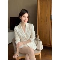 ราคา ชุดเซ็ท 2 ชิ้น เสื้อสูทแขนยาวดีเทล ลายผ้าดอกนูน กางเกงขาสั้นเอวสูง (52900729062)