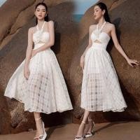 ราคา เดรสยาว เข็มกลัดดอกไม้ ชุดดีไซส์โชว์ช่วงหน้าท้องเล็กน้อย สายคล้องคอผูกโบว์ด้านหลัง (41413941922)