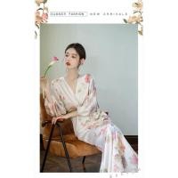 ราคา เดรสยาว ผ้าซาตินสีครีมปริ๊นลายดอก คอวีเว้าลึก แขนทรงค้างคาวปลายจั้ม ซิปซ่อนหลัง ชุดดีไซส์ทรงกิโมโนสาวญี่ปุ่น (29940964595)