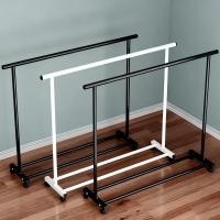 ราคา ราวตากและแขวนเสื้อผ้าบาร์คู่ มีตะขอพร้อมเสาแขวนกระเป๋า โครงเหล็กแข็งแรง ป้องกันสนิมกันน้ำ สำหรับช้างหน้าและห้องนอน (26664252433)