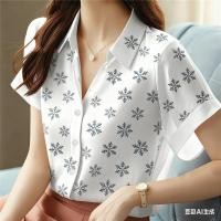 ราคา เบลาส์แขนสั้นผ้าไหมสีขาวเงางาม พร้อมโบว์แดงและลายพิมพ์สีเหลืองและเขียว ให้ลุคสวยหวาน เหมาะสำหรับโอกาสพิเศษและวันธรรมดานอกจากนี้ยังเพิ่มความสวยงาม (49601183996)