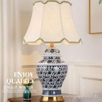 ราคา สไตล์จีน อเมริกัน สไตล์ยุโรป โคมไฟตั้งโต๊ะเซรามิก โคมไฟข้างเตียงห้องนอน ห้องนั่งเล่นวินเทจสไตล์ยุโรป อภิบาล อบอุ่น ตกแต่ง เครื่องประดับ แสง โคมไฟตั้งโต๊ะห้องนอน เรียบง่าย Ceramic table lamp Chinese Am