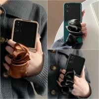 ราคา Ins Simple Luxury เกาหลีสีทึบเคสโทรศัพท์ผ้าพันคอผ้าไหมสายรัดข้อมือสําหรับ Motorola Razr 60 50 40 Ultra Samsung Galaxy Z Flip 7 6 5 4 3 5G Hard ฝาหลัง (41662861930)