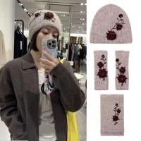 ราคา เซตแฟชั่นฤดูหนาว ผ้าพันคอปักลายดอกไม้ หมวกถัก และถุงมือ (52401975574)