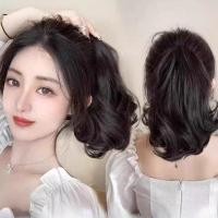 ราคา จัดส่งในพื้นที่ 24 ชั่วโมง ส่วนต่อขยายหางม้าลอนไร้รอยต่อสําหรับผู้หญิงคลิปที่มองไม่เห็นในแฮร์พีชที่มีลุคธรรมชาติแข็งแรงถือ (57700081096)