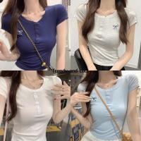 ราคา พร้อมส่งจากกทม เสื้อยืดผู้หญิง แขนสั้น เบสิก กระดุมด้านหน้า สีพื้น สไตล์ลำลอง F027 สีขาว (28107781330)