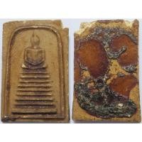 ราคา 1162 2 พระสมเด็จ หลวงปู่จันทร์ เขมิโย วัดศรีเทพประดิษฐาราม นครพนม ปี 2500 เนื้อผง มวลสารมาก ทายางไม้ ด้านหลัง ทาชันโรง (29586061086)