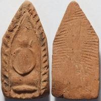 ราคา 1067 3 พระพุทธ พิมพ์ซุ้มขีด หรือ พระอม หลวงพ่อหอม วัดบางเตยกลาง จังหวัดปทุมธานี ปี 2484 เนื้อดินเผา หลังลายนิ้วมือ (27185718876)