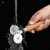 ราคา เครื่องตัดม้วนล้อคู่ที่มีด้ามไม้เครื่องมือเบเกอรี่สําหรับคุกกี้แป้งพาสต้าตัดเครื่องครัว (42476985132)