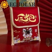 ราคา เสียงสะท้อน กระเป๋าสตางค์สีแดงปีใหม่ถุงเงินเด็กปักแบบดั้งเดิมโพลีเอสเตอร์หนาอุปกรณ์เทศกาลฤดูใบไม้ผลิเทพเจ้าแห่งความมั่งคั่งกระเป๋าสีแดงวั (49452282819)