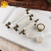 ราคา เสียงสะท้อน ที่จับตู้เซรามิก โลหะผสมสังกะสีสีขาวลิ้นชักลูกบิด ฮาร์ดแวร์เฟอร์นิเจอร์วินเทจโบราณบรอนซ์แตกออกแบบลูกบิดลิ้นชักดึงคณะกรรมกา (48852644307)