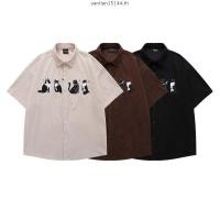 ราคา เสื้อเชิ้ตแขนสั้นผ้าลูกฟูกปักลายรุ่น The Black Cat สีครีม สีดำ (50300191179)