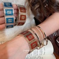 ราคา DREW สร้อยข้อมือยางยืดแบบสแควร์หยดน้ํามัน สไตล์แฟshionล่าสุด การออกแบบเฉพาะเจาะจง (57100191267)