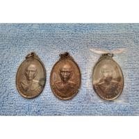 ราคา เหรียญหลวงพ่อคูณ รุ่น เสาร์5 จตุพร บารมีแผ่ไพศาล เนื้อทองแดงรมดำ ปี ๒๕๓๗ (26403674454)