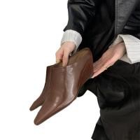 ราคา รองเท้าผู้หญิงขนาดใหญ่ ปลายแหลม ส้นเตารีด สลิปออน แฟชั่น ขนาด 35 42 (49753170611)