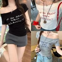 ราคา เสื้อยืด เสื้อครอปปาดไหล่ อักษรสวย คอกว้าง ผ้ายืดได้ 1502319 (24795351430)