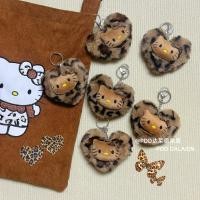 ราคา จี้หัวใจลายเสือดาวลายคิตตี้ หนังสีดำ สไตล์เรโทร จี้หัวใจคิตตี้ลายเสือดาว ตุ๊กตาพวงกุญแจ กระเป๋าจี้ สินค้ารูปลักษณ์สูง (25195244520)