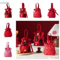 ราคา NICKOLAS งานแต่งงาน Candy กระเป๋า ผ้า Drawstring Brocade ซองจดหมายสีแดง สีแดง Lucky กล่องกระเป๋า HongBao ดอกไม้ Blessing Words 2026 เงินกระเป๋าวันเกิด (52003614975)
