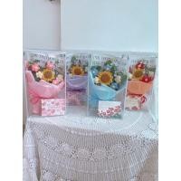 ราคา ช่อดอกไม้ไหมพรม มีหลายแบบ พร้อมกล่องหูหิ้ว และการ์ดของขวัญ (28064936744)