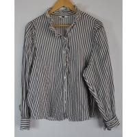 ราคา เสื้อเชิ้ต H M มือ 2 แขนยาว สีขาวลายทางลงสีกรม คอระบาย Size L อก 44 นิ้ว ยาว 24 นิ้ว (48902651450)