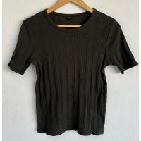ราคา เสื้อผ้าร่อง ยูนิโคล่ มือ 2 Size L อก 32 36 นิ้ว ยาว 23 นิ้ว (27576703373)