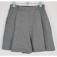 ราคา กางเกงขาสั้น GU มือ 2 ลายตาราง ขาว ดำ เอวหลังสม๊อค Size S เอว 24 32 นิ้ว สะโพก 42 นิ้ว ปลายขากว่้าง 11 นิ้ว ยาว 31 นิ้ว (45807310980)