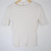 ราคา เสื้อผ้าร่องสีครีม Uniqlo มือ 2 คอกลม แขนสั้น Size M อก 32 36 นิ้ว ยาว 24 นิ้ว (42955997687)
