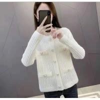 ราคา Oxy shop พร้อมส่ง เสื้อคลุมไหมพรมกระดุมทองสีขาวมุกน่ารัก เรียบหรูดูแพง (28962290312)