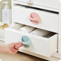 ราคา มือจับประตู ลิ้นชัก ตู้เสื้อผ้า ประตูบานเลื่อน ชักโครก ที่จับดึงอเนกประสงค์ ไม่ต้องเจาะรู ติดแน่น ไม่หลุดง่าย Geoo (29271025184)