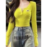 ราคา เสื้อยืดผู้หญิงสำหรับฤดูใบไม้ร่วง สไตล์เซ็กซี่พร้อมปุ่ม ไซส์พอดีตัว กระชับ ดูแพงและเรียบหรู (53156558627)