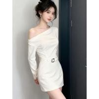 ราคา ชุดสีขาวฤดูใบไม้ร่วงและฤดูหนาว ไหล่เฉียงไม่มีสายหนัง กระโปรงแน่น สไตล์เรียบหรู (56806906491)