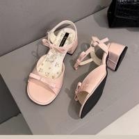 ราคา รองเท้าแตะส้นสูงผู้หญิง ดีไซน์ใหม่ปี 2025 สไตล์สายรัดแบนพร้อมโบว์และลายดอกไม้ (42712527300)