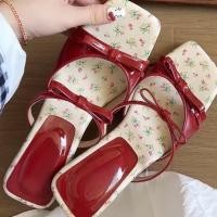 ราคา รองเท้าแตะส้นเตารีดลายดอกไม้และโบว์สำหรับผู้หญิง ในสไตล์ใหม่ของฤดูร้อนปี 2025 (28188684328)