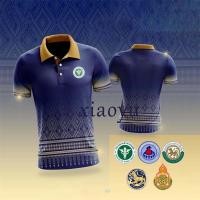 ราคา เสื้อโปโลสีฟ้าโคบอลต์ดีไซน์ใหม่ เหมาะสำหรับคู่รัก ขนาด XS 3XL ในสต็อก เลือกตราหน่วยงานได้ สาธา สพฐ อปท และอื่นๆ (22859285124)