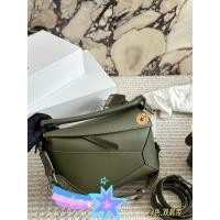 ราคา กระเป๋าสะพายทรงเรขาคณิตสีเขียว ผลิตจากหนังวัวแท้ มาพร้อมสายสะพายแบบสองเส้น (57255281063)