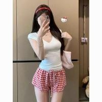 ราคา ชุดกีฬาแฟชั่นผู้หญิง แขนสั้น ลายสก๊อตรูปแบบคอวี สีขาวและแดง กางเกงขาสั้น เหมาะสำหรับฤดูใบไม้ผลิและฤดูร้อน (42879225956)