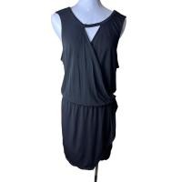 ราคา BCBG เดรสคอวี แขนกุด (24434937032)