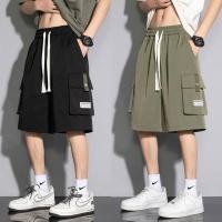 ราคา กางเกงขาสั้นผู้ชาย สไตล์สตรีท สีดำ ทรงหลวม มีสายยางยืดและเชือกคาดเอว พร้อมกระเป๋าหลายตำแหน่ง (50607208737)