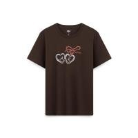 ราคา AIIZ เสื้อยืดคอกลมผู้หญิง พิมพ์ลายกราฟิก AIIZ Women s Locket Heart Graphic T Shirt (48651887046)