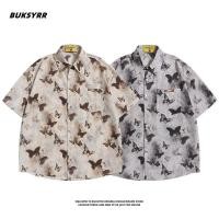 ราคา EERSHENSHI เสื้อเชิ้ตแขนสั้นผีเสื้อพิมพ์ลายย้อนยุคอเมริกันความรู้สึกการออกแบบลําลองหลวมของผู้ชาย (53206775248)
