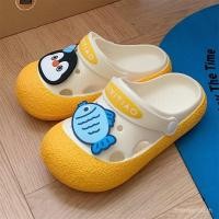 ราคา รองเท้าแตะสไตล์น่ารักมีลายเพนกวินและปลานำมาประกอบตกแต่ง สวมใส่สบาย เหมาะสำหรับเดินบนชายหาด (49654135553)