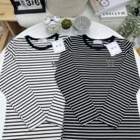 ราคา เสื้อยืดคอกลมแขนยาว ผ้าริ้วนิ่มเด้ง รีดเพชรลายผีเสื้อเล็กสีเงิน ป้ายME (49101444031)