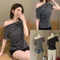 ราคา W5800 เสื้อปาดไหล่ ผ้ายืด ลายขวาง ผ้าดีใส่สบายแฟชั่นเกาหลี TAG WG WE (27437129750)