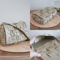 ราคา กระเป๋าหนังแกะสาน BV Cassette Bag (23224838856)