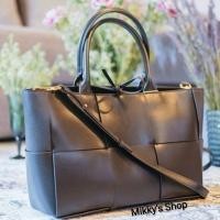 ราคา กระเป๋าหนังแกะสาน BV Arco Tote Bag (16840897866)